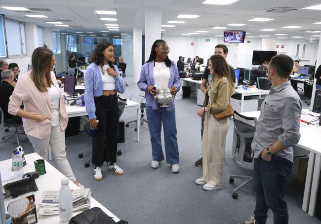 Las jugadoras del Bera Bera, en la redacción de DV