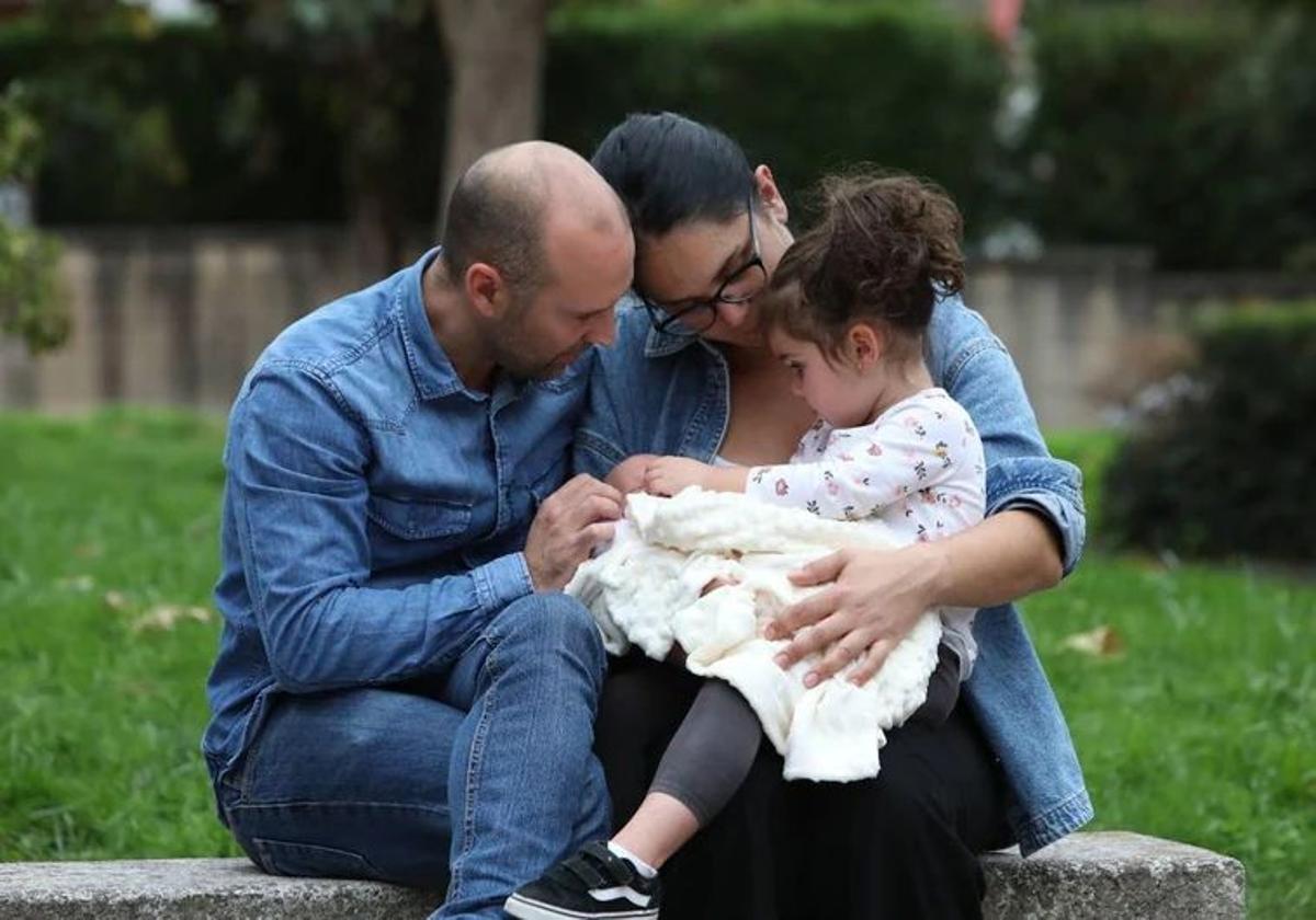 Pedro y Laura, con sus hijos, en una imagen de archivo.