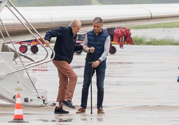 El rey emérito Juan Carlos, desciende del avión en Vitoria en un anterior viaje a la capital vasca.