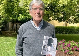 José Antonio Azpiazu con su último libro, dedicado al cerdo, del que hoy hablará en Santa Ana Antzokia.