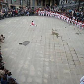 Los jóvenes dantzaris ofrecieron la Soka Dantza al mediodía en la plaza de San Martin de Loinaz ante el numeroso público que acudió.