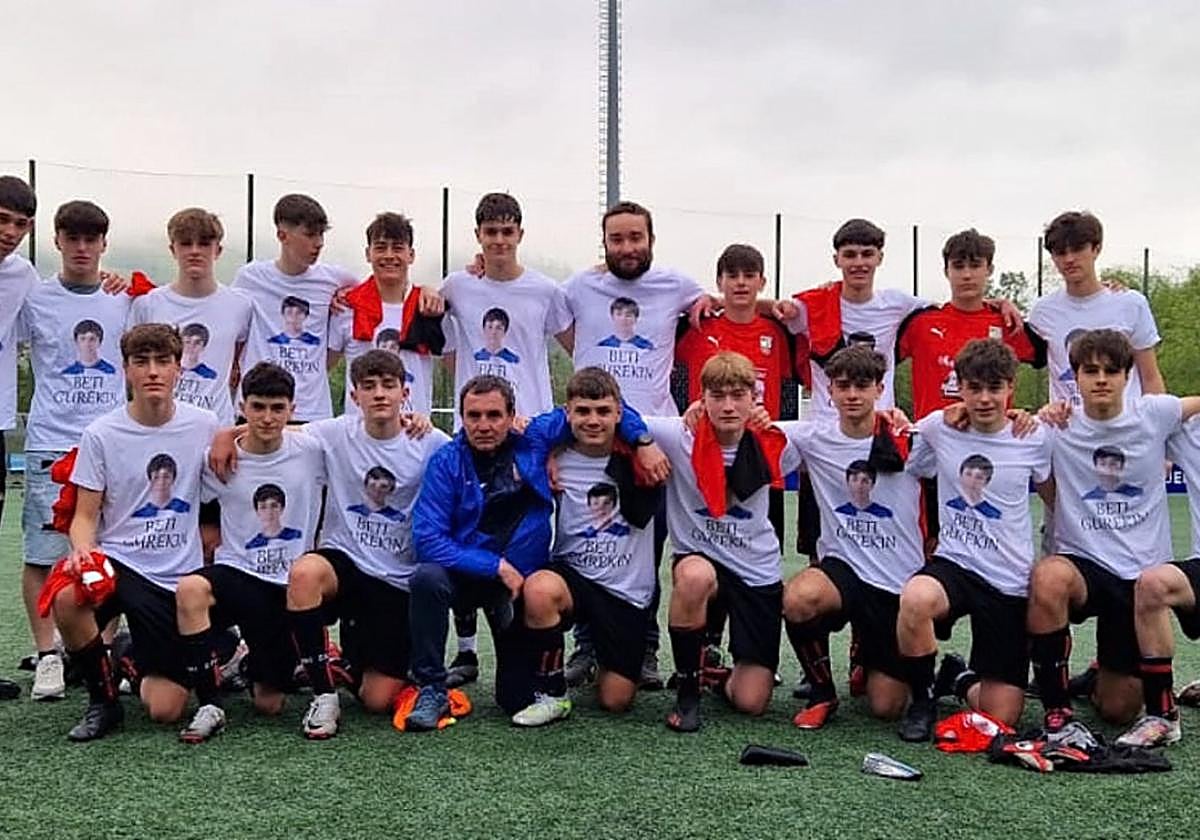 Jugadores y cuerpo técnico no se olvidaron de Unax García, central parte del equipo hasta su fallecimiento de manera repentina en noviembre.