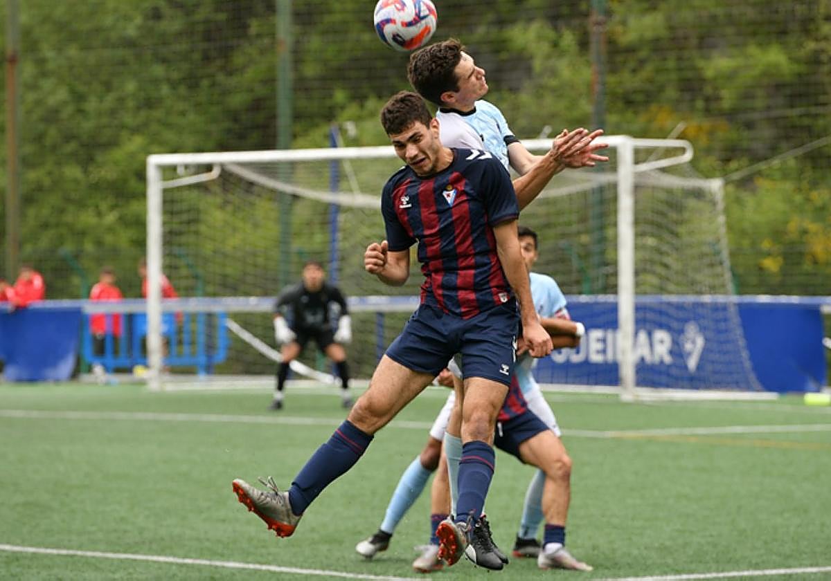 Dos jugadores buscan cabecear la pelota durante el encuentro.