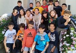 Escolares de Gainzuri el lunes, a las puertas del museo, enclavado en la casa de cultura de Urretxu.