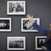 López Sanfeliú inauguró ayer en el Photogune de Donostia una exposición con algunas de las fotos que ella le tomó a Elliott Erwitt y que están recogidas en su libro 'Before I croack', que da nombre a la muestra.