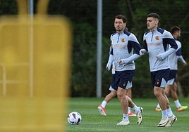 Oyarzabal y Barrenetxea aparecen durante el entrenamiento de este miércoles en Zubieta.