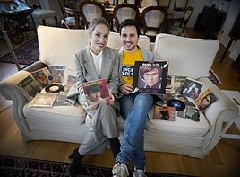 Estefanía Sáez e Iñaki Miguel Camio, con discos de Raphael.