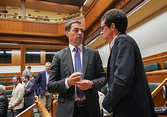 Imanol Pradales y Pello Otxandiano conversan durante un receso del Pleno de constitución del Parlamento Vasco.