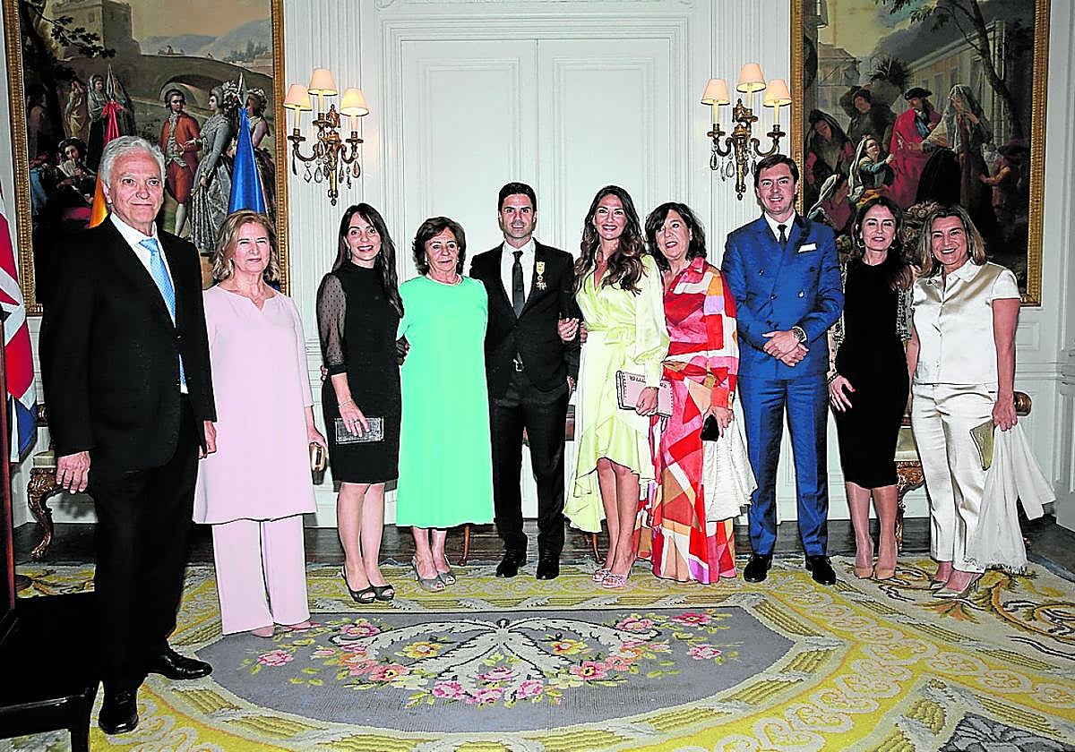 Mikel Arteta posa con la Cruz de Oficial de la Orden de Isabel la Católica en la Embajada de España junto a sus familiares.