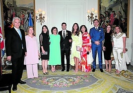 Mikel Arteta posa con la Cruz de Oficial de la Orden de Isabel la Católica en la Embajada de España junto a sus familiares.