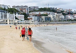 Socorristas, en la playa donostiarra de La Concha.