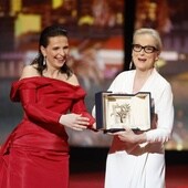 Juliette Binoche dedicó un emocionante discurso a Meryl Streep sobre el escenario del Palais des Festivals.