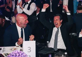 Unai Emery explota de alegría junto a Monchi tras lograr matematicamente la clasificación para Champions del Aston Villa.