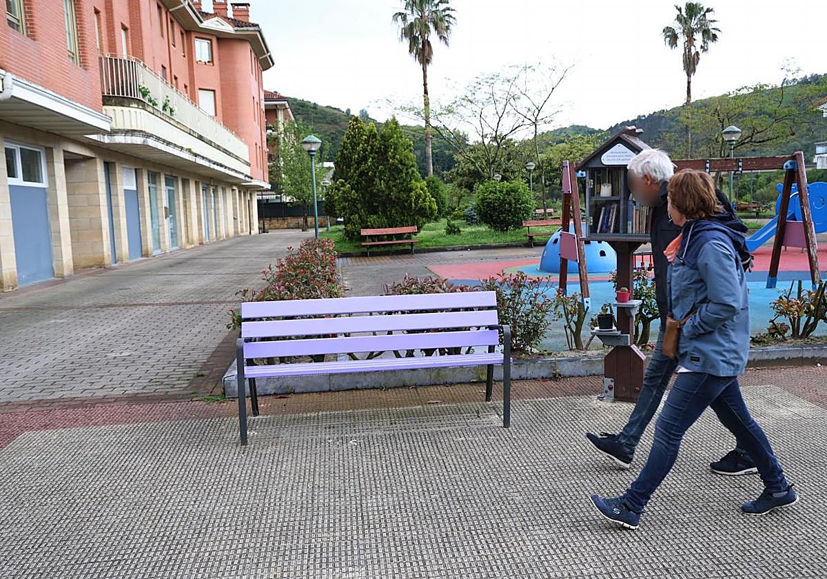 Morado. Una pareja camina frente al banco donde Lourdes fue asesinada.