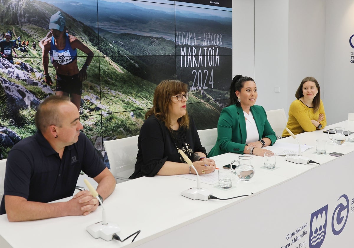 Iker Zubeldia, Goizane Álvarez, Azahara Domínguez y Maialen Arizkorreta en la presentación.