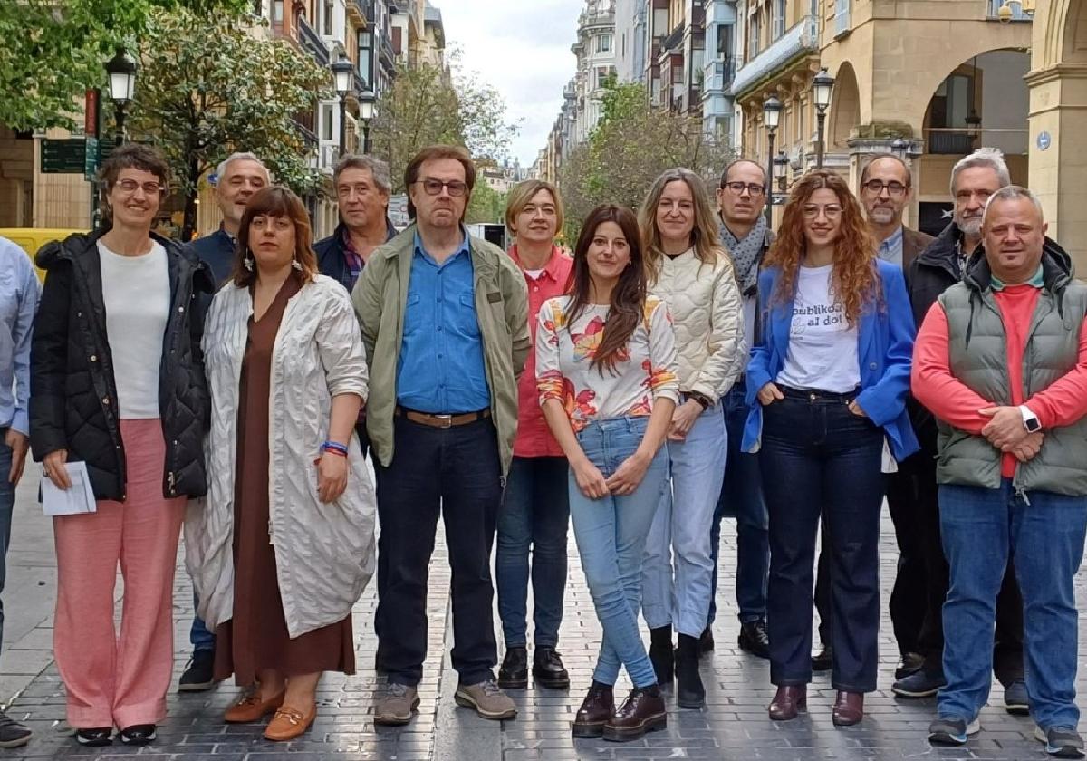 Agustín Lekuona, primero por la derecha, junto a los representantes forales y municipales que ayer comparecieron en la Diputación de Gipuzkoa.