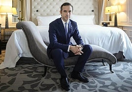 Rafael González Ensesa, en una suite del hotel María Cristina.