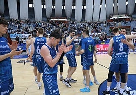 Los jugadores del GBC celebran el triunfo conseguido ante el Lleida