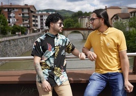 Brayan y Yeisson, en el puente peatonal que une Villabona y Zizurkil, donde hoy hace un año se celebró una concentración de condena a su agresión.