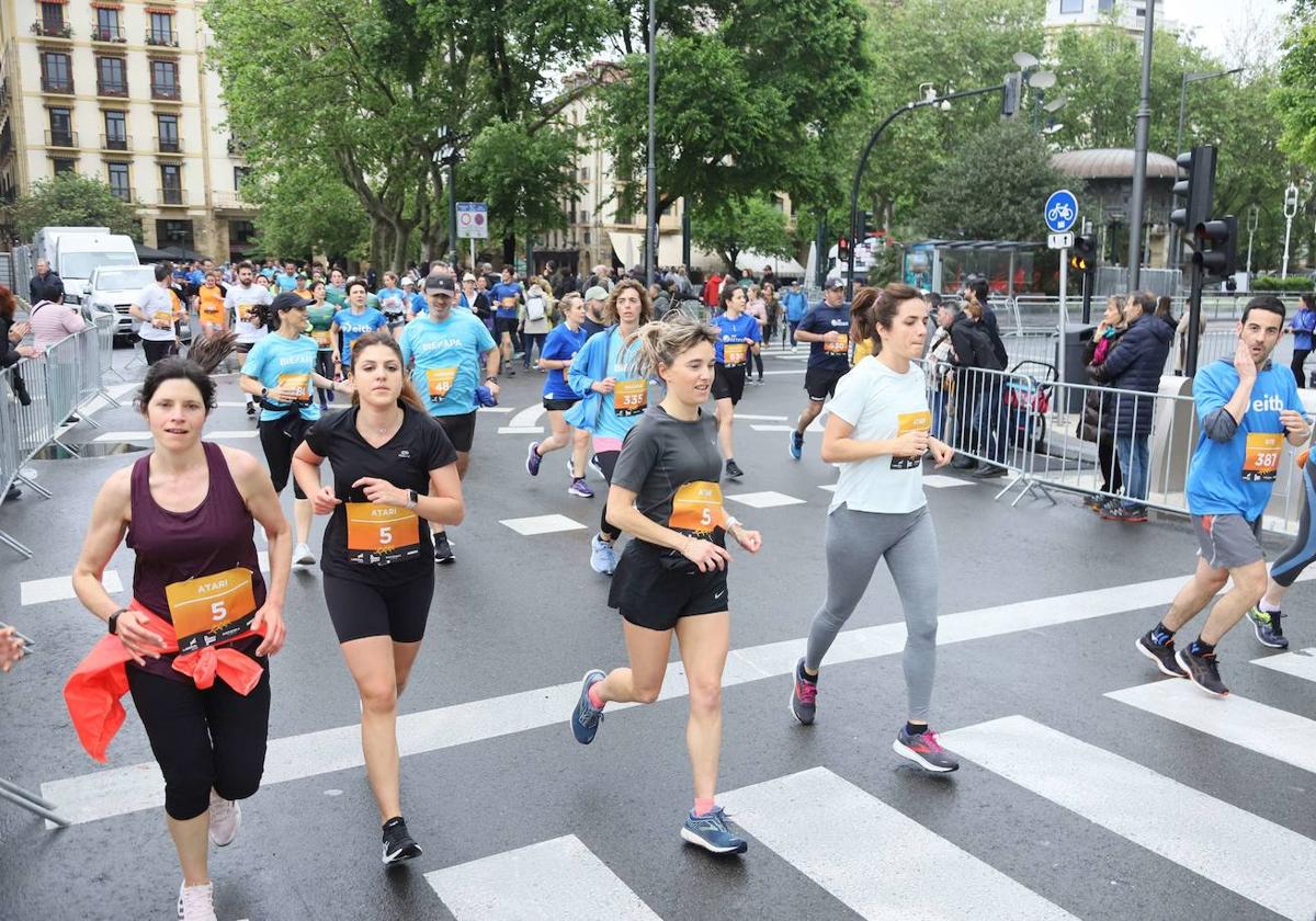 Los participantes de la Carrera de Empresa de 2023 pasando por el Boulevard.