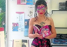 Soraya, en su última performance para presentar su poemario.