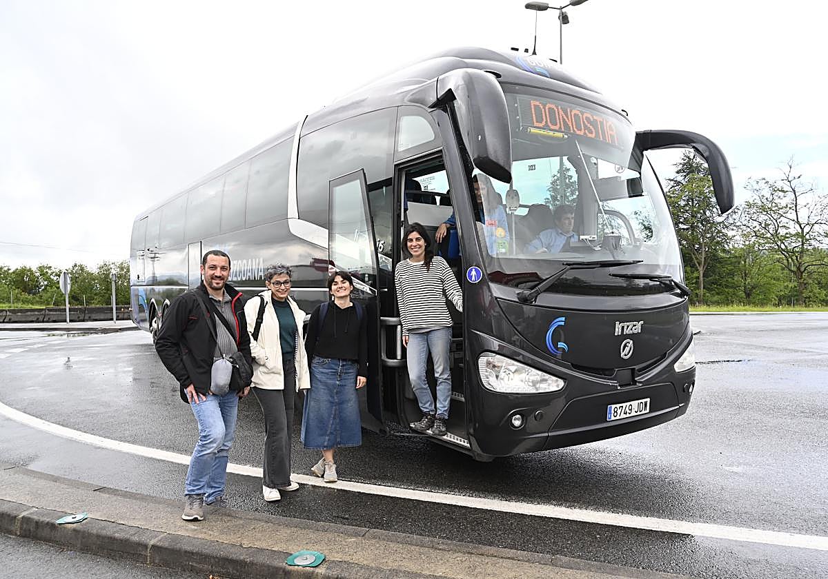 La presidenta de la asociación, Maite Arroita (en la escalinata del vehículo), junto a otros usuarios del nuevo servicio, ayer en la parada que el bus realiza en el área de Aritzeta.