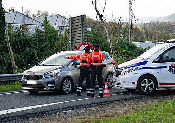 Dos agentes de la Ertzaintza en un control en 2021.