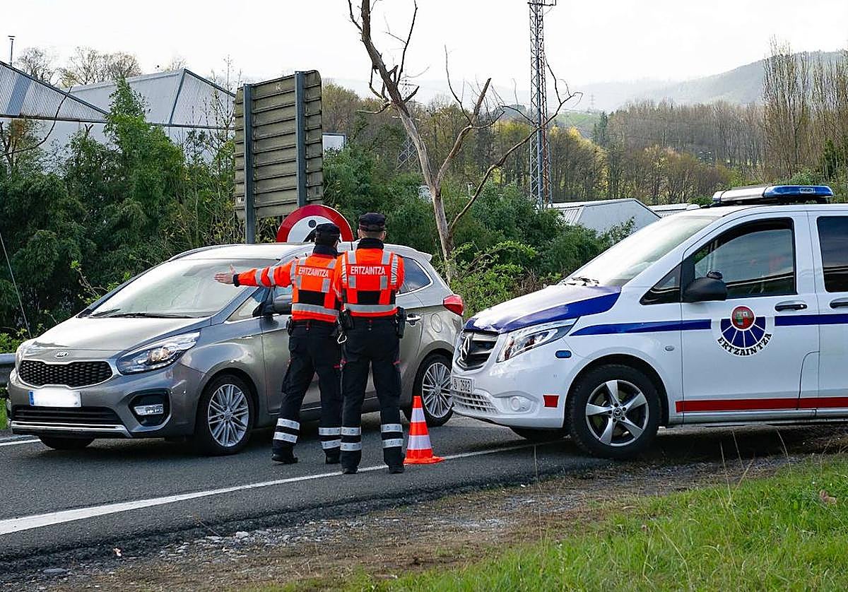 Dos agentes de la Ertzaintza en un control en 2021.