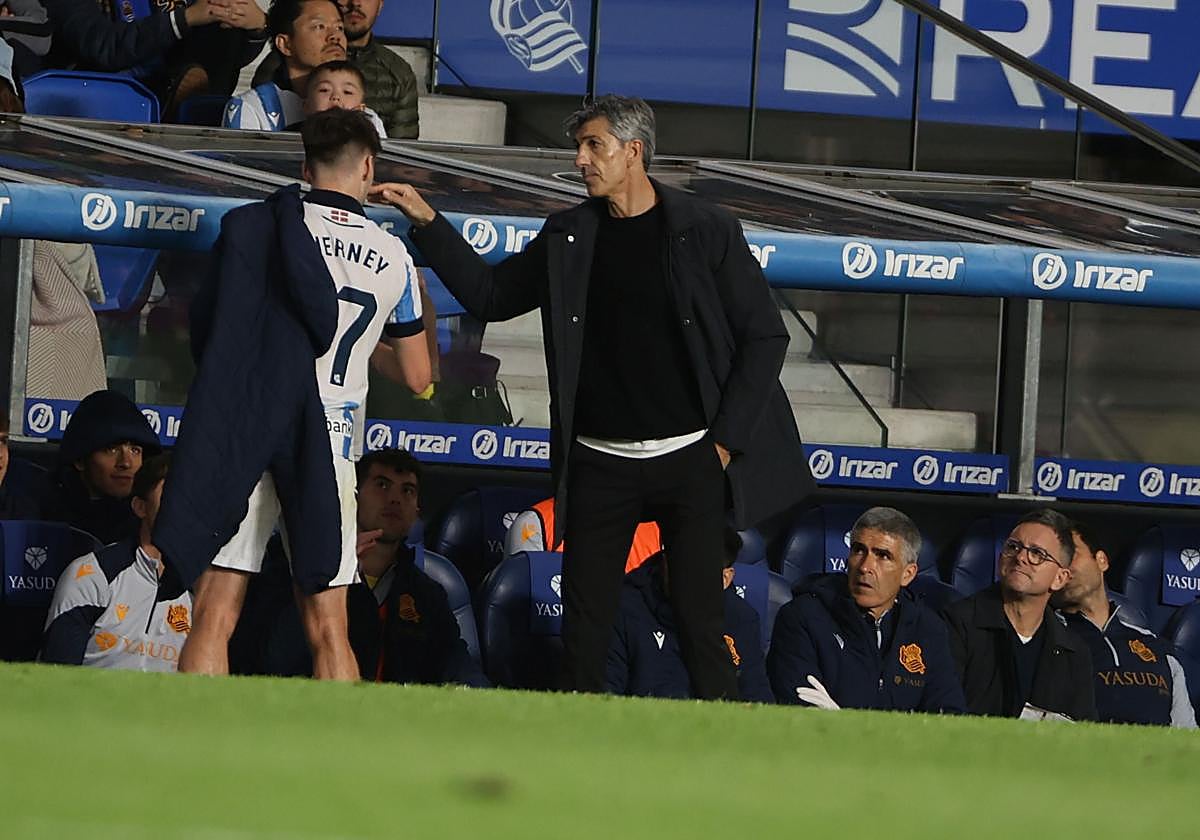 Imanol Alguacil saluda a Tierney.