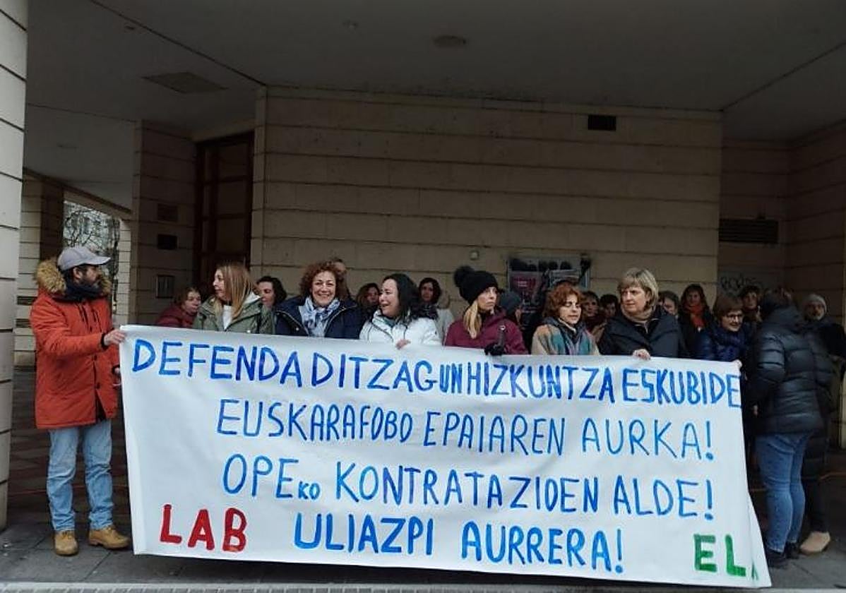 Concentración en protesta por la sentencia del TSJPV contraria a la OPE de Uliazpi.