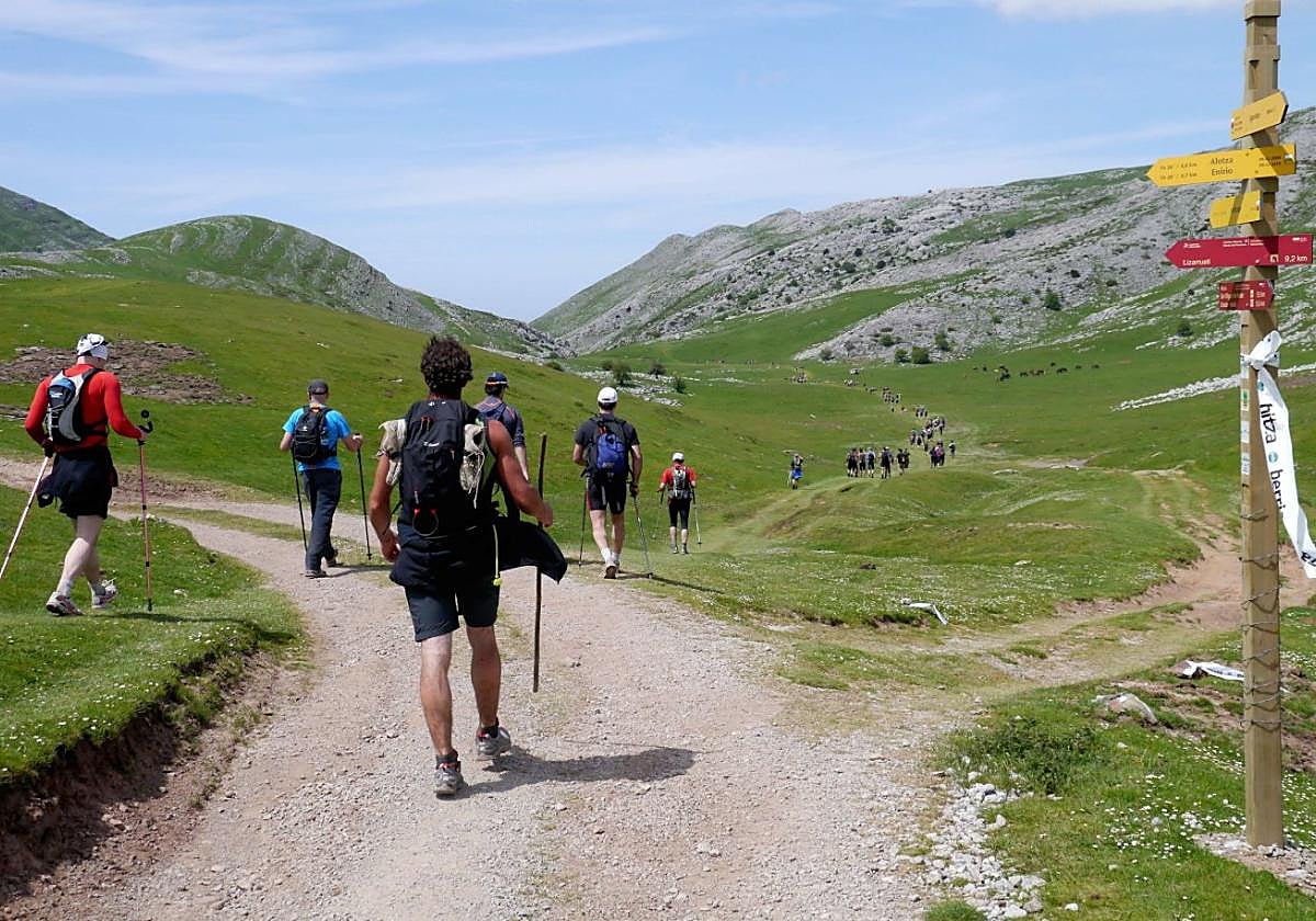 Pasando por Aralar, en una anterior edición de la Marcha de las XIV Horas.