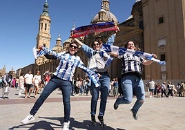 Sentimiento. Las bergararras Amaia, Maitane y Argiñe saltancon sus camisetas de la Real delante de El Pilar.