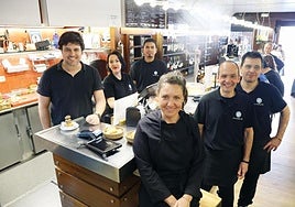 Trabajadores del Martínez posan sonrientes a la cámara.