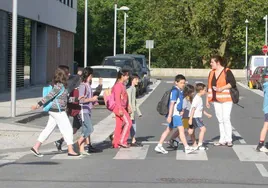 Varios niños de la ikastola Arantzazuko Ama del barrio de Martutene se dirigen al colegio a pie dentro del proyecto municipal Camino Escolar.