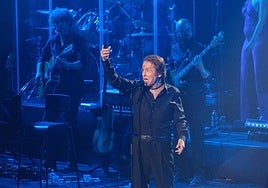 Raphael, en plena actuación en el Kursaal.