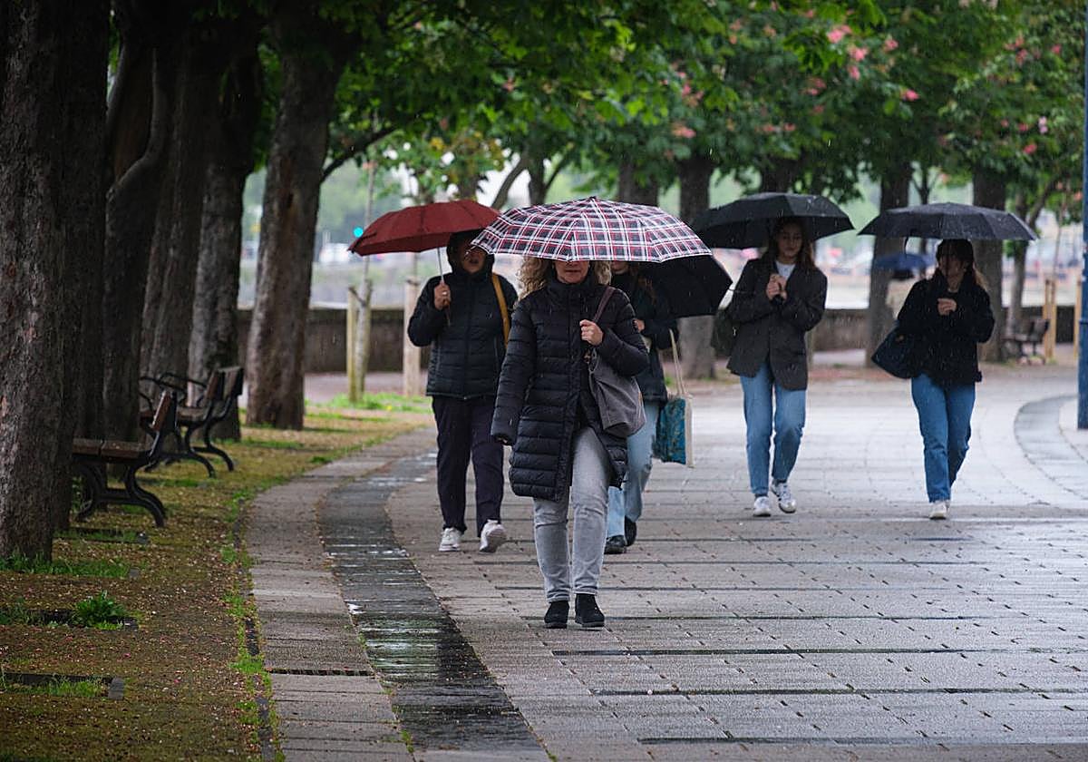 El paraguas será indispensable entre las 15.00 horas de este domingo y las 9.00 de mañana lunes.