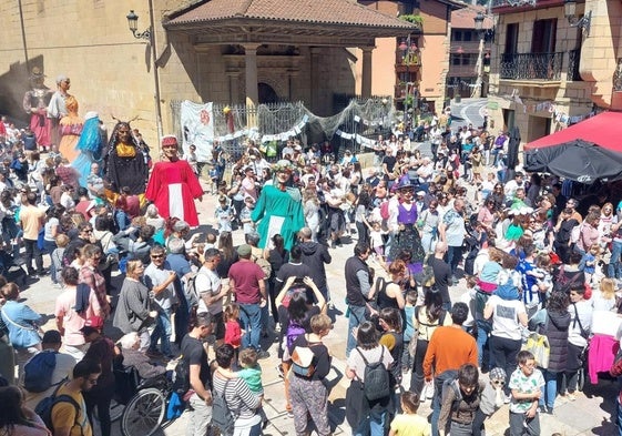 Los gigantes del Bidasoa abriéndose paso por una abarrotada Gurutze Santuaren plaza.