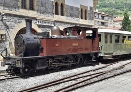 Una de las locomotoras de vapor en la estación de Azpeitia.