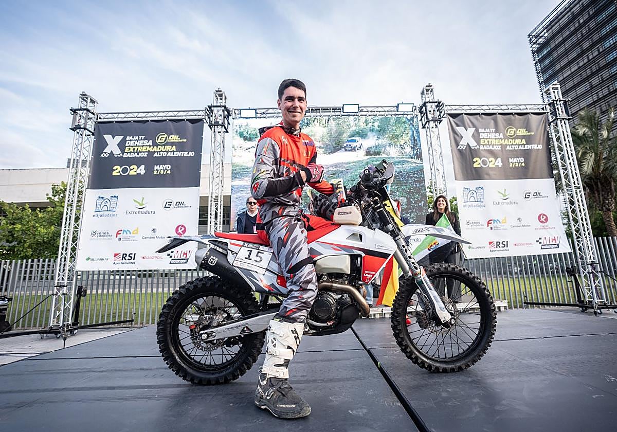 Alberto Domingo, montado en su moto, antes del inicio del raid Dehesa de Extremadura.