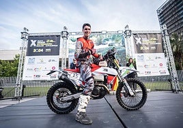 Alberto Domingo, montado en su moto, antes del inicio del raid Dehesa de Extremadura.