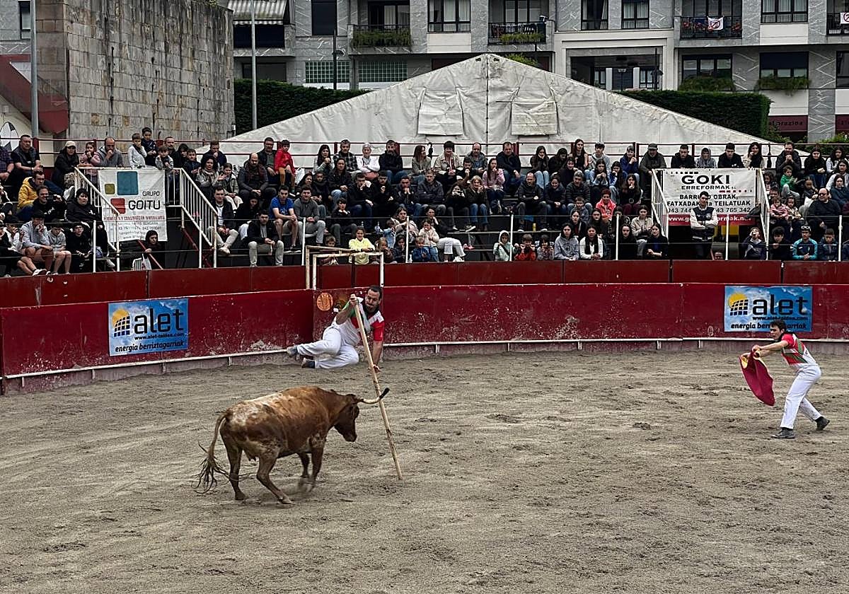 El espectáculo que ofrecieron los recortadores no defraudó al público que se acercó a la plaza de toros portátil.