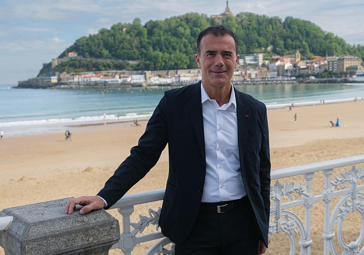 Gozi posa en Donostia en el Paseo de la Concha, con el puerto y el monte Urgull de fondo.