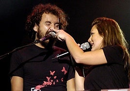 Un gesto de complicidad entre Amaia Montero y Xabi San Martín durante un concierto en octubre de 2016, pocos meses antes de la separación de La Oreja de Van Gogh.