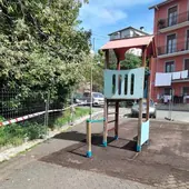 Comienza la reparación del pavimento del parque infantil de Molinao