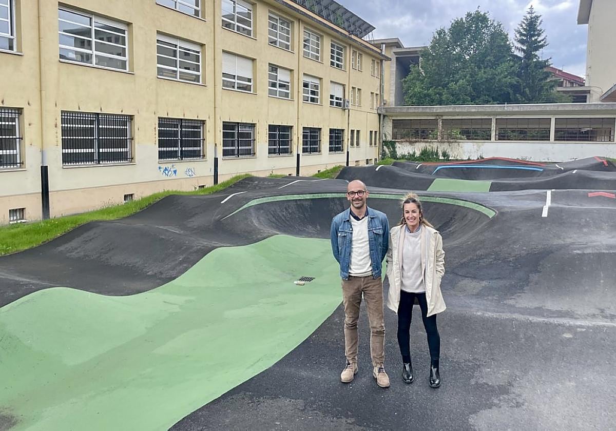Iñigo Ruiz y Saioa Arkonada ayer en la pista de Pumptrack.