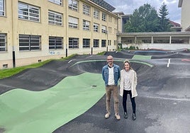 Iñigo Ruiz y Saioa Arkonada ayer en la pista de Pumptrack.