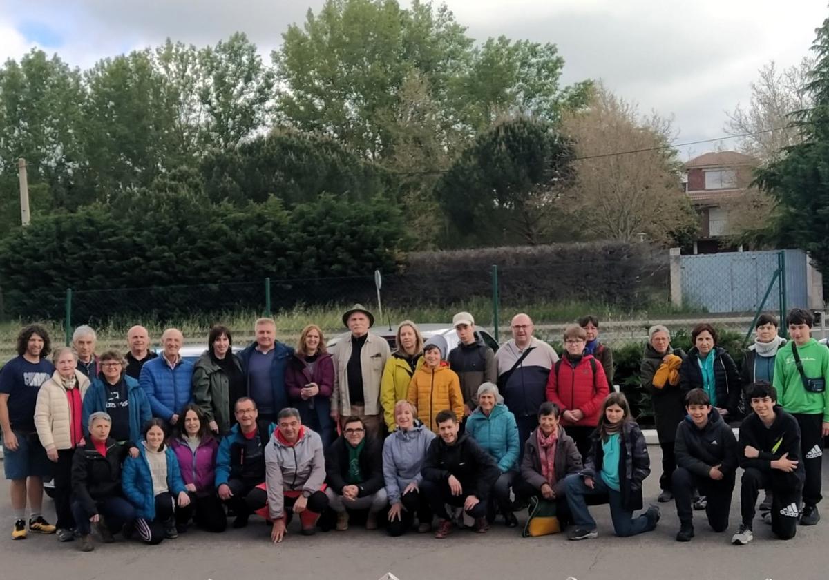 El grupo urretxuarra en Atapuerca, junto al codirector de los yacimientos de dicha sierra, Eudald Carbonell.