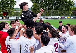 Los jugadores del Eibar Urko mantean a su entrenador Iñigo Pérez en la celebración del ascenso.