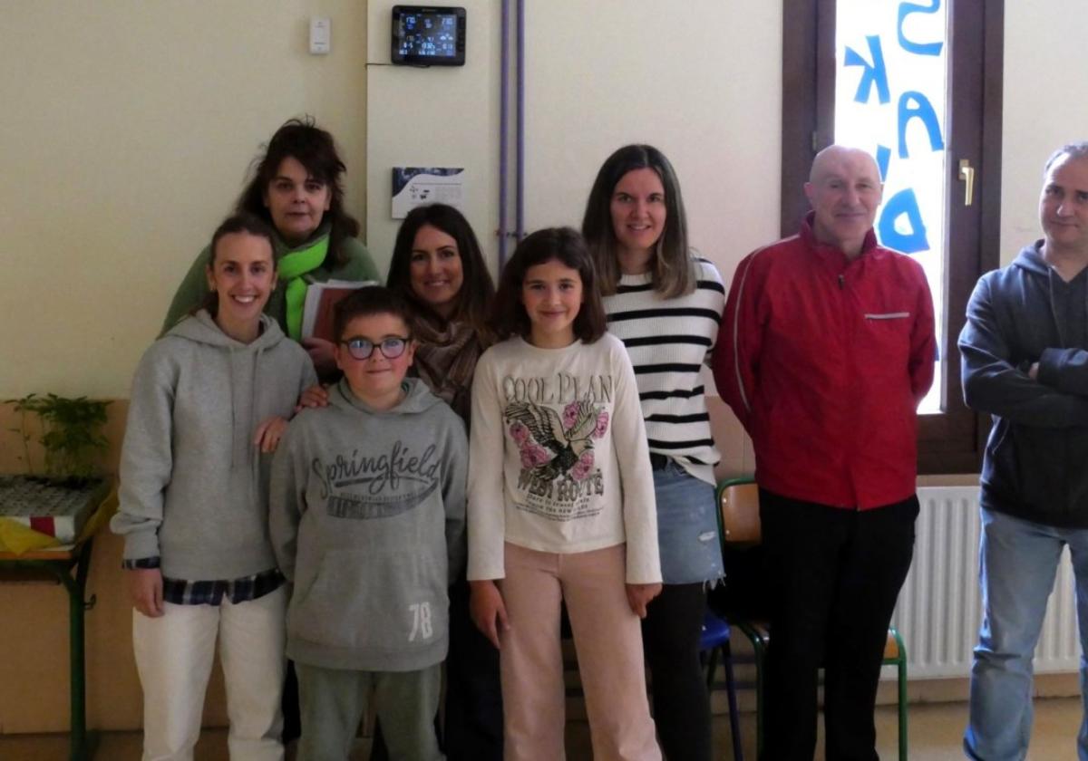 Alumnos y personal docente de Lezo Herri Eskola que participan en la recopilación de datos de la estación meteorológica en la escuela.