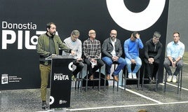 Gabarain, Errandonea, Etxeberria, Ezkurra, Amarika, Ruiz de Larramendi y Eguiguren, ayer en la cancha del Atano III de Donostia